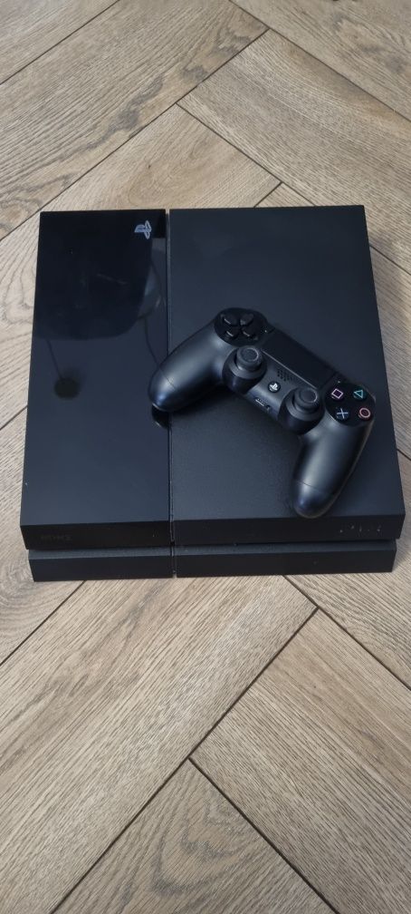 Konsola PS4 z padem