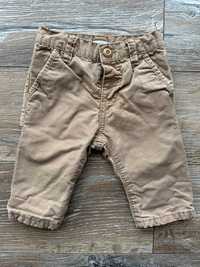 Spodnie chłopięce 62 3-6 miesięcy firmy Mexx beżowe Stan bardzo dobry