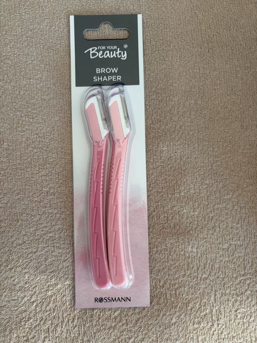Przyrząd do regulacji brwi, nożyki różowe