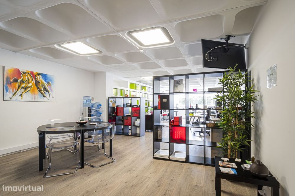Escritório profissional num centro empresarial completamente novo