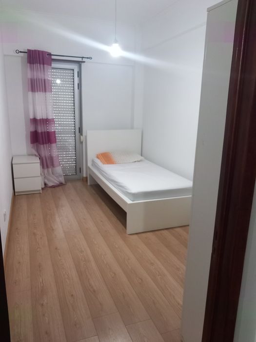 Arrendo quarto solteiro