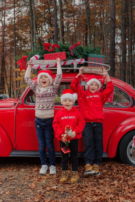 profesjonalne sesje świąteczne z czerwonym Garbusem i dekoracjami