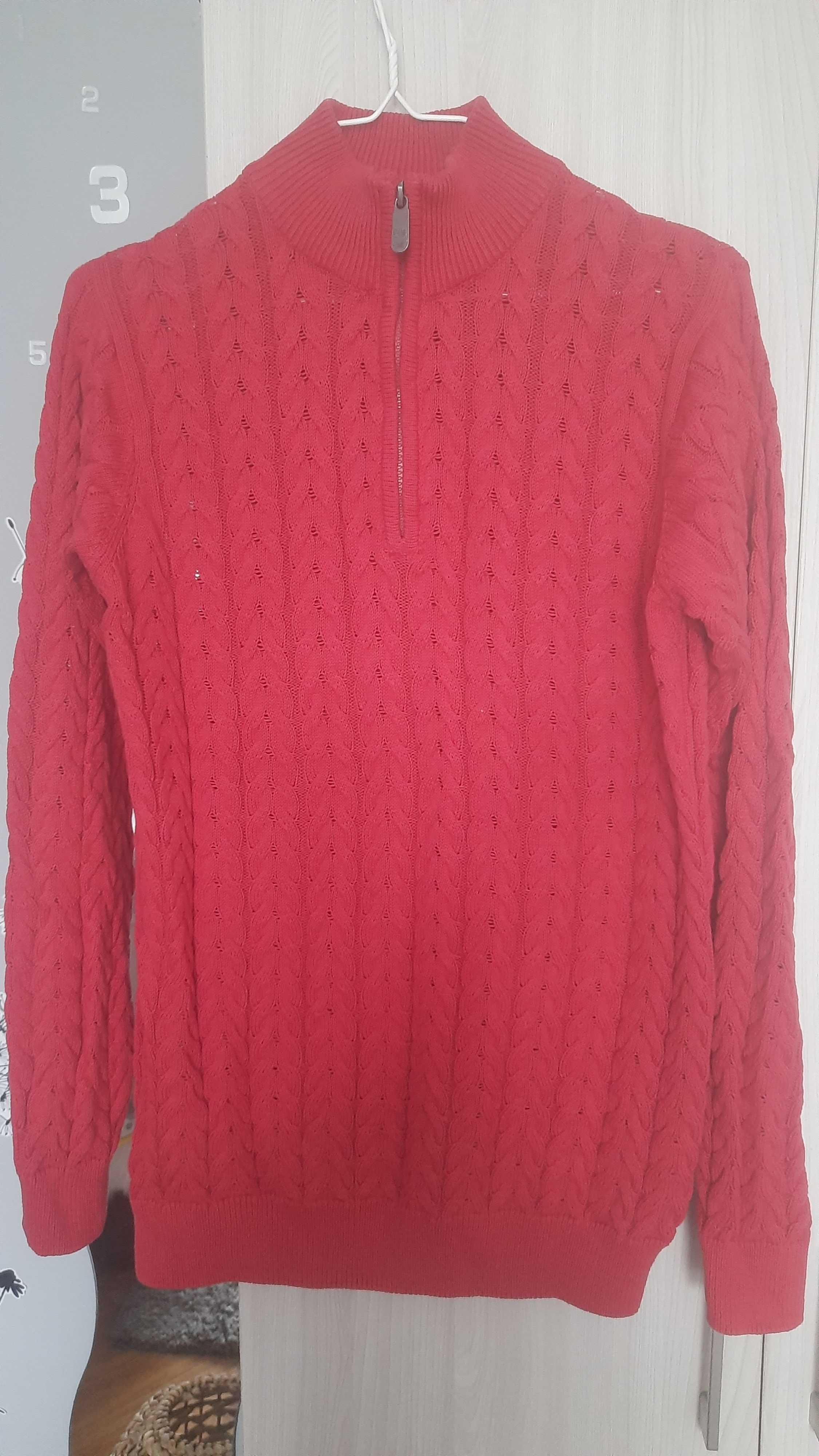 Sweterek w kolorze malinowym.