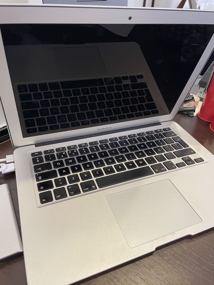 MacBook Air 13 .