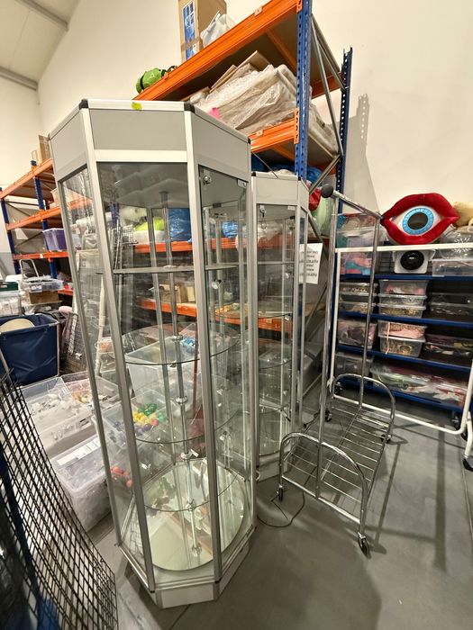 Dwie witryny szklane wystawowe 2m