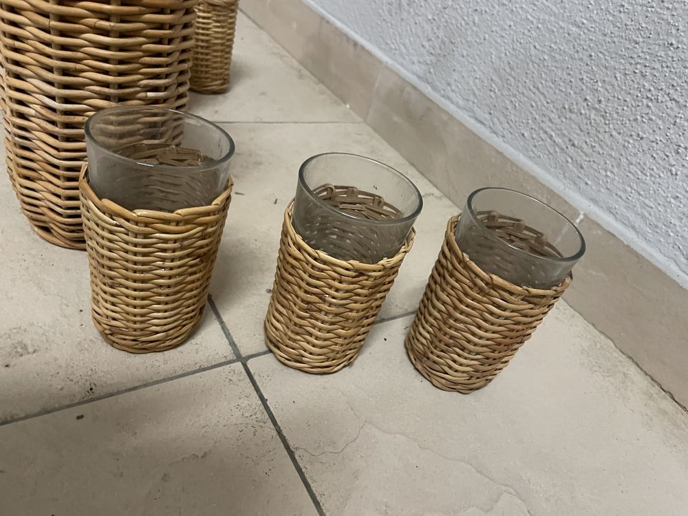 Conjunto de garrafa e copos forrados a vime