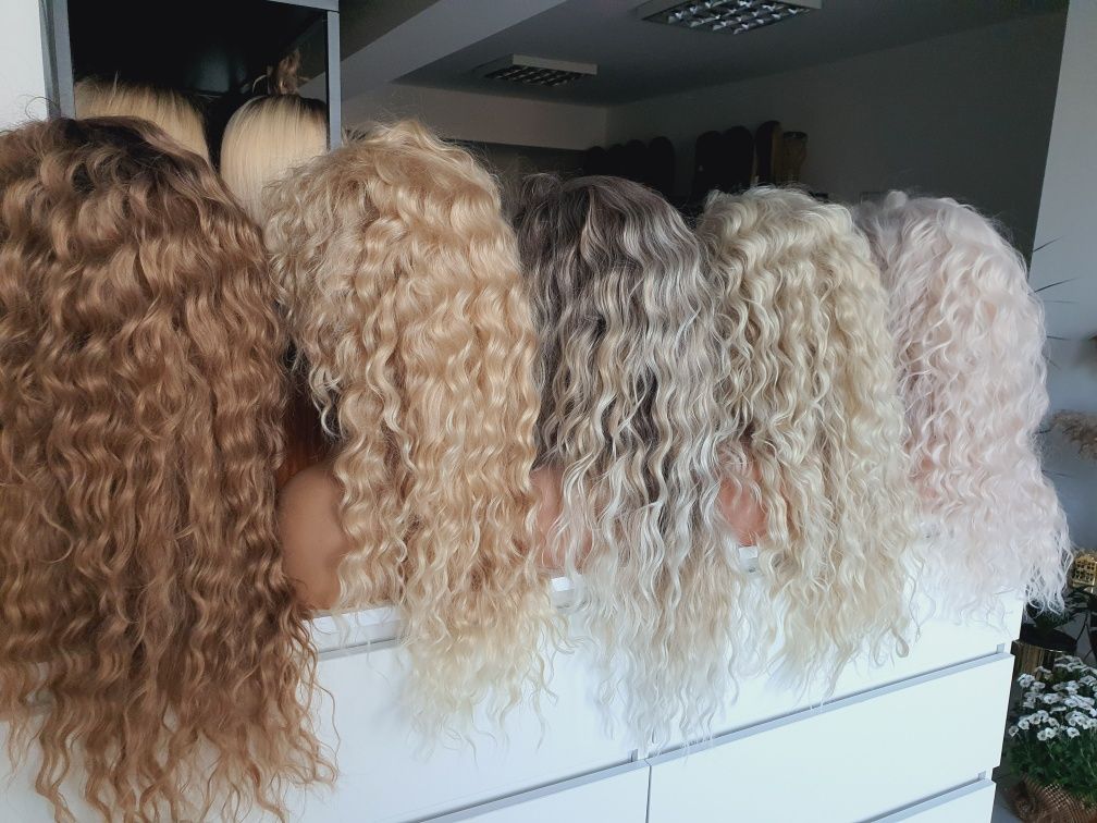 Długa peruka fale loki blond Shakira naturalna fryzura