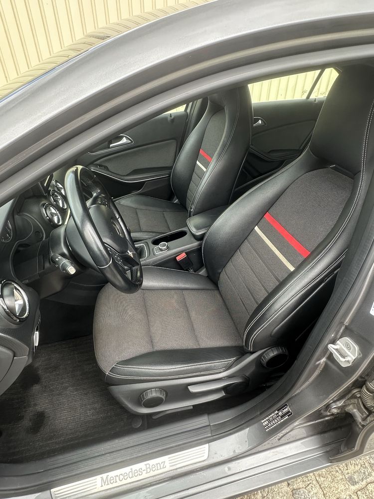 Mercedes A180 com 98600 km reais.