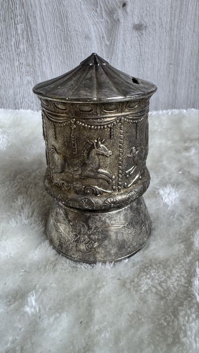 Posrebrzana skarbonka z pozytywką