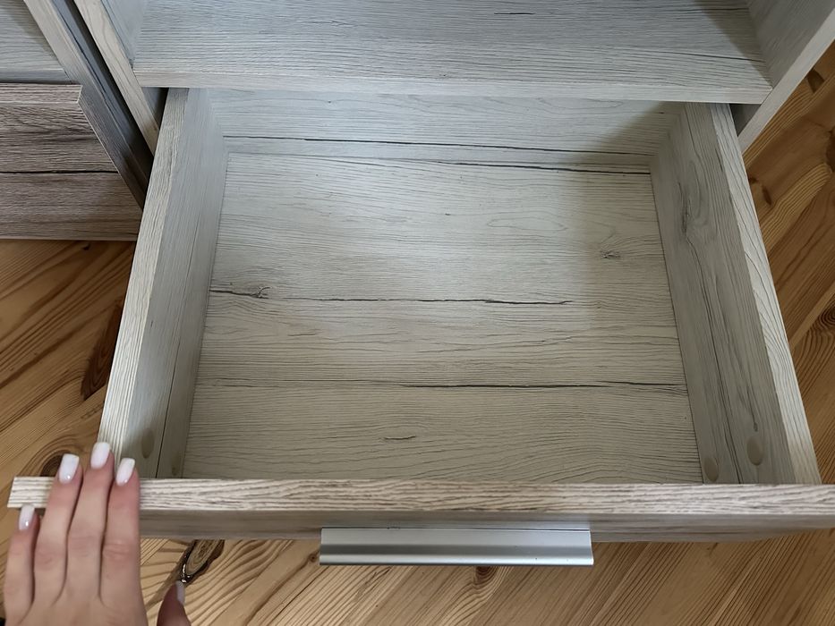 Комод з широкими шухлядами і тумби 2 шт. Має деякі недоліки