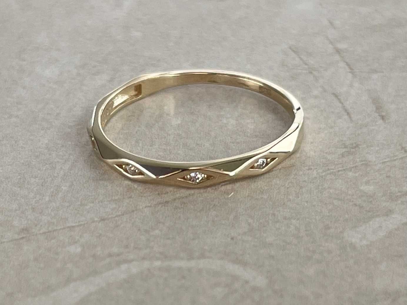 złoty pierścionek NOWY pr. 585 Piękny Cyrkonia Polecam !