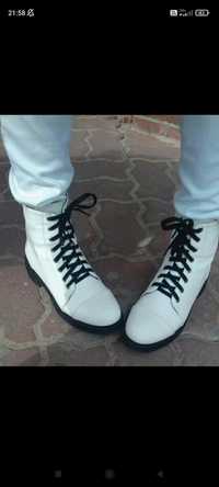 białe buty z czarnymi podeszwami
