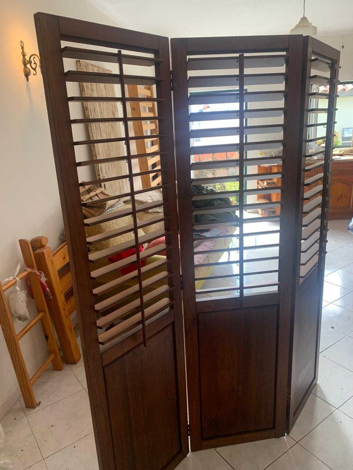 Biombo de madeira.