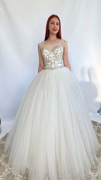 Продам весільні сукні нові