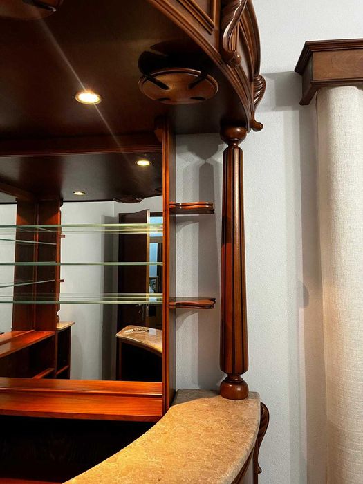 Móvel de Bar em Madeira de Lei – Completo, com Luz e Suporte de Copos