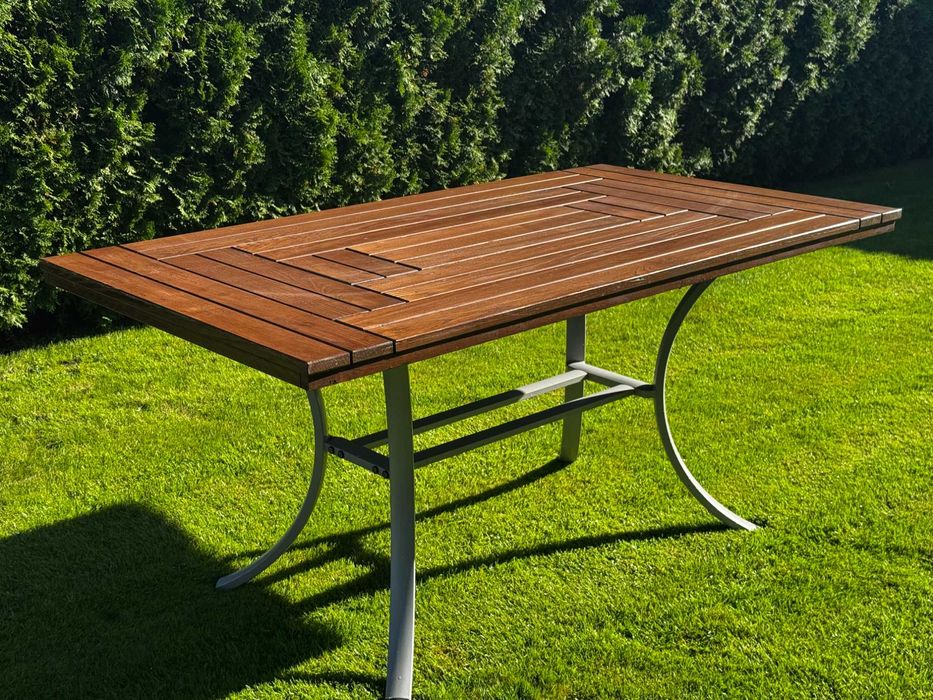 Komplet mebli ogrodowych (stół i 6 krzeseł) w bardzo dobrym stanie