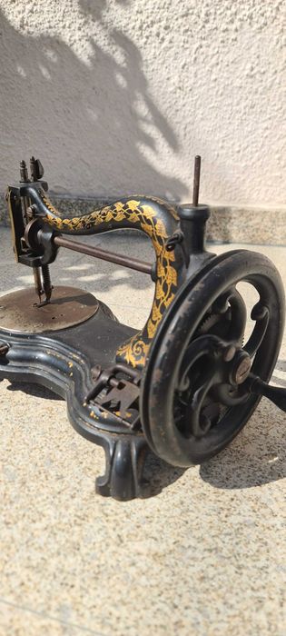 Vendo máquina de costura antiga de coleção