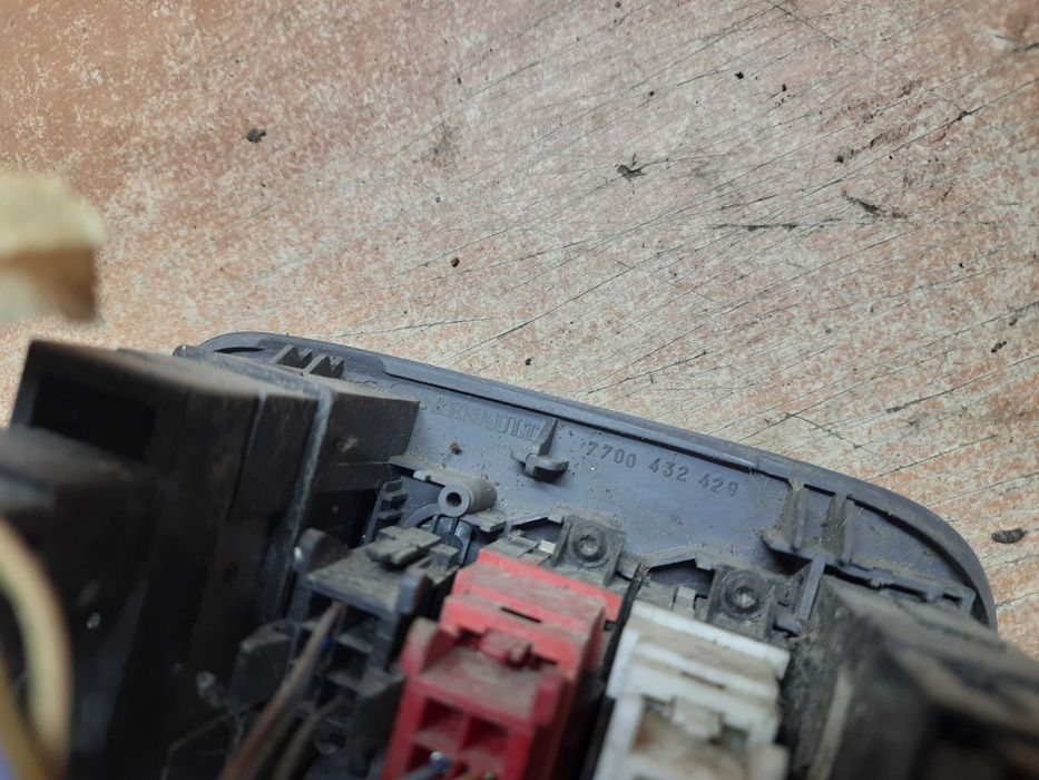 7700432429 блок кнопок стеклоподьемника Рено Меган Сценик Renault