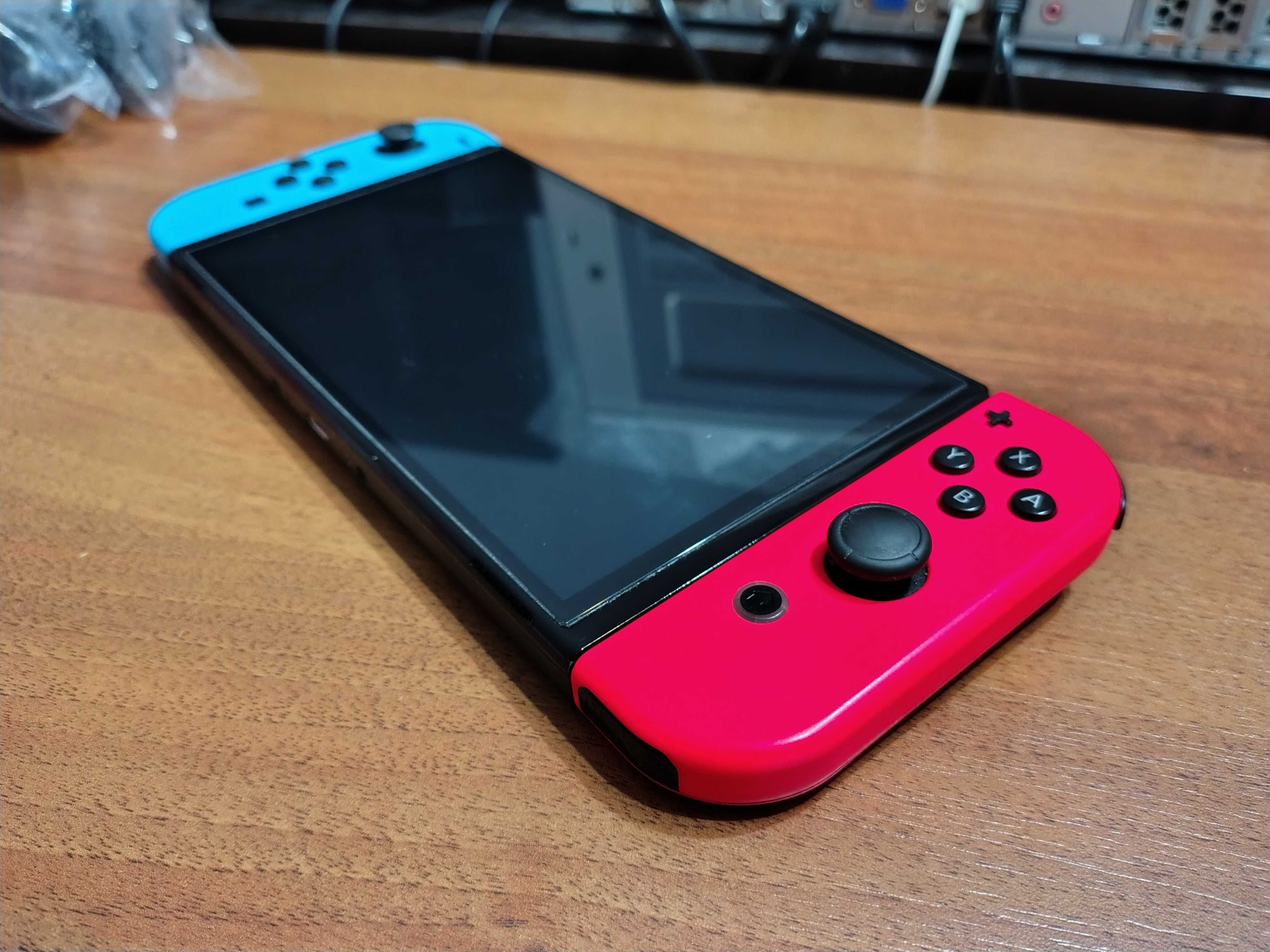 Idealny Nintendo Switch OLED wielokolorowy + szkło