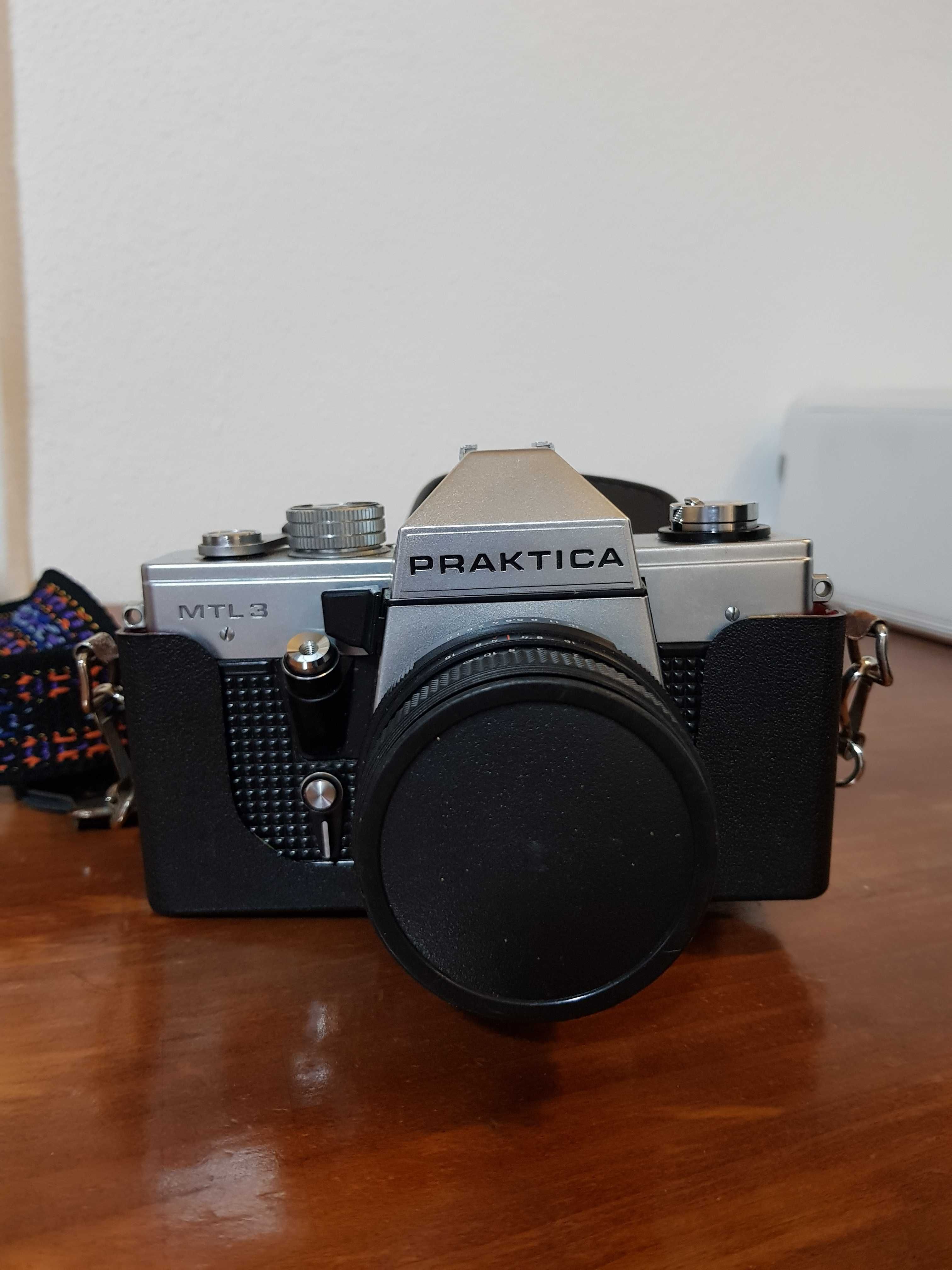 Máquina fotográfica de rolo Praktica MTL3 e lente Makinon