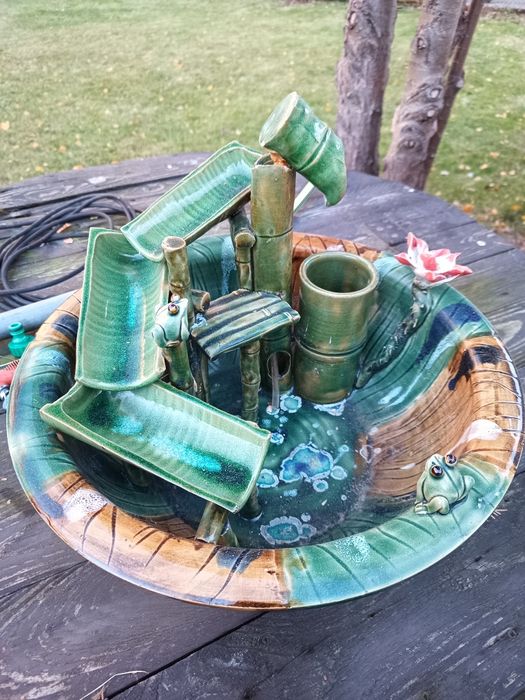 Fontanna  misa zielona żabki , średnica 42 cm wysokość  14 cm ,