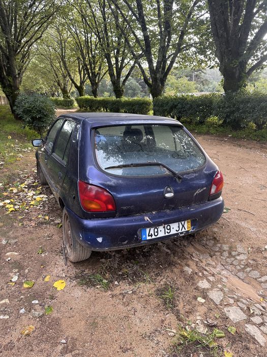 Ford Fiesta 98 parado