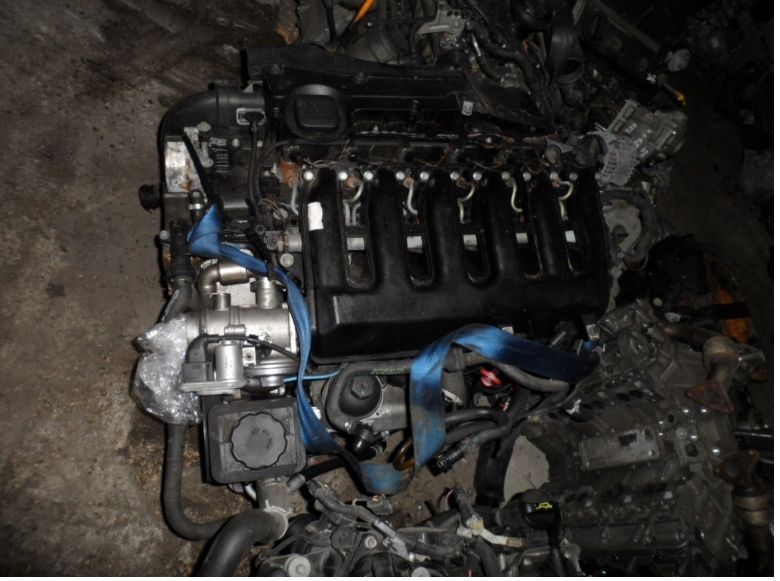 SILNIK BMW E60 E61 525 E90 325 2.5D 256D2 ZELIWNY