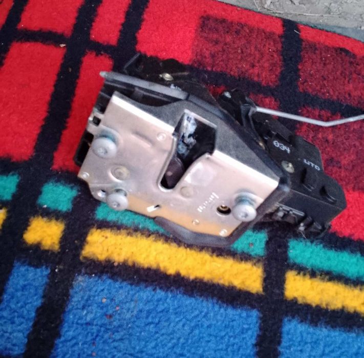 Замок задніх правих дверей на BMW E46