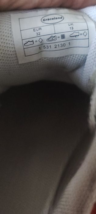 Кросівки зі стразами на підошві 32 розмір.