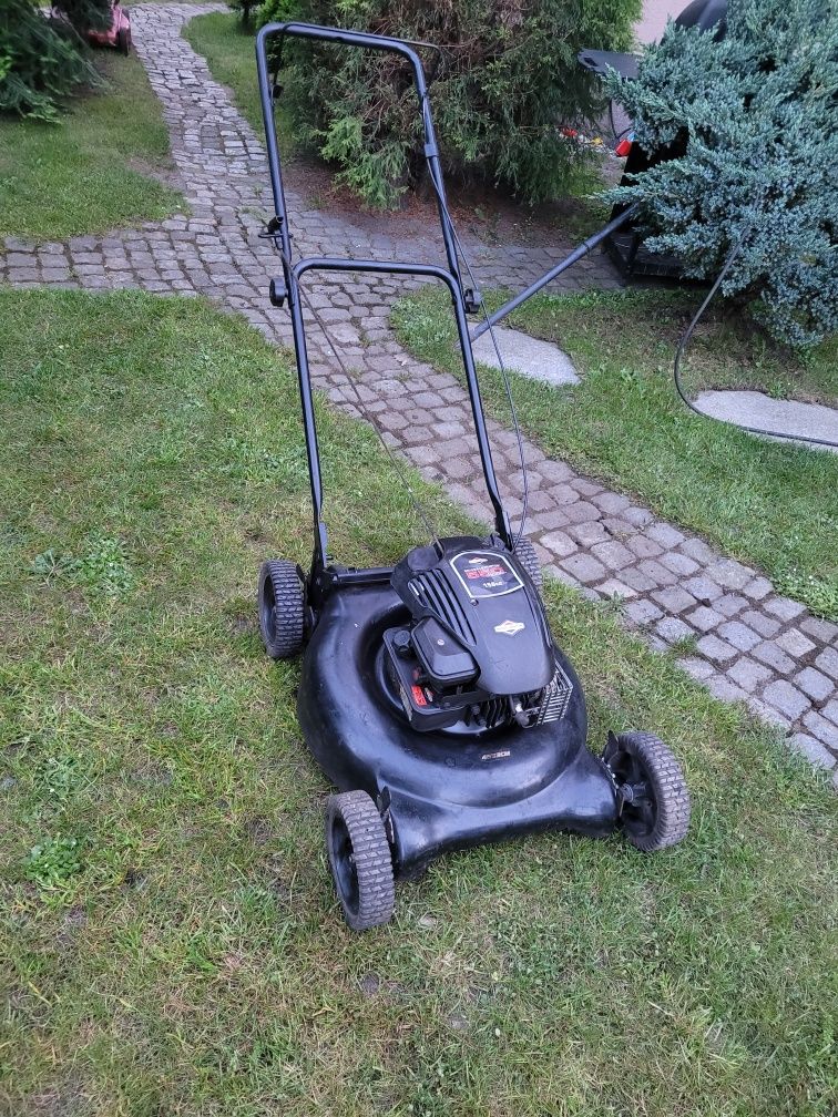 Rezerwacja Kosiarka spalinowa z silnikiem Briggs Stratton