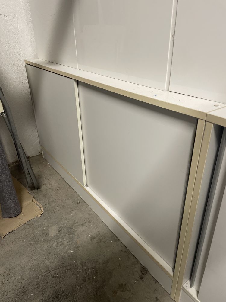 Armário IKEA com prateleiras e portas de correr