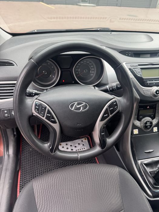 Hyundai Elantra 2012 року | 1.8 бензин/газ | Механіка