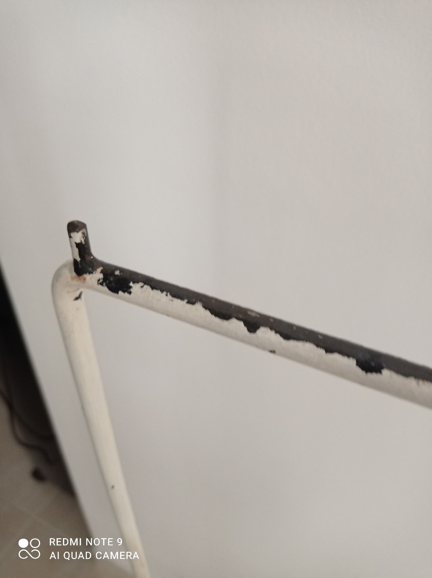 Charriot em ferro furjado pintado de branco