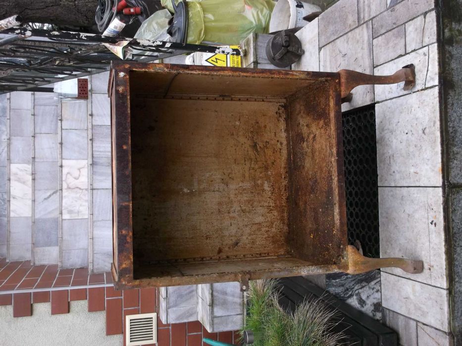 przedwojenne szafki medyczne i stolik z prlu