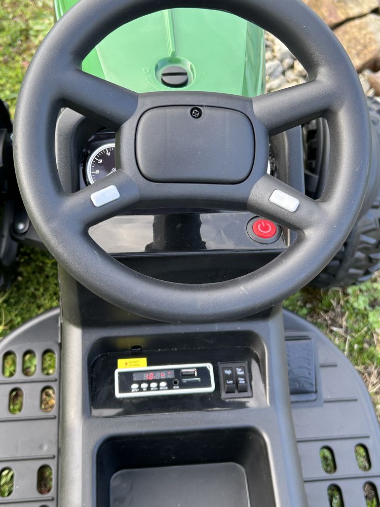 Duży traktor na akumulator z przyczepą gumowe koła skórzane siedzenie