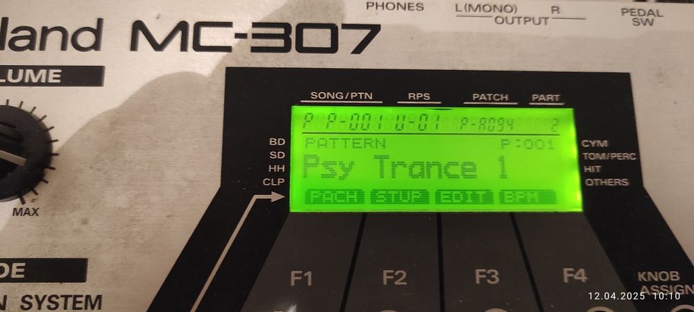 Roland MC-307 groovebox