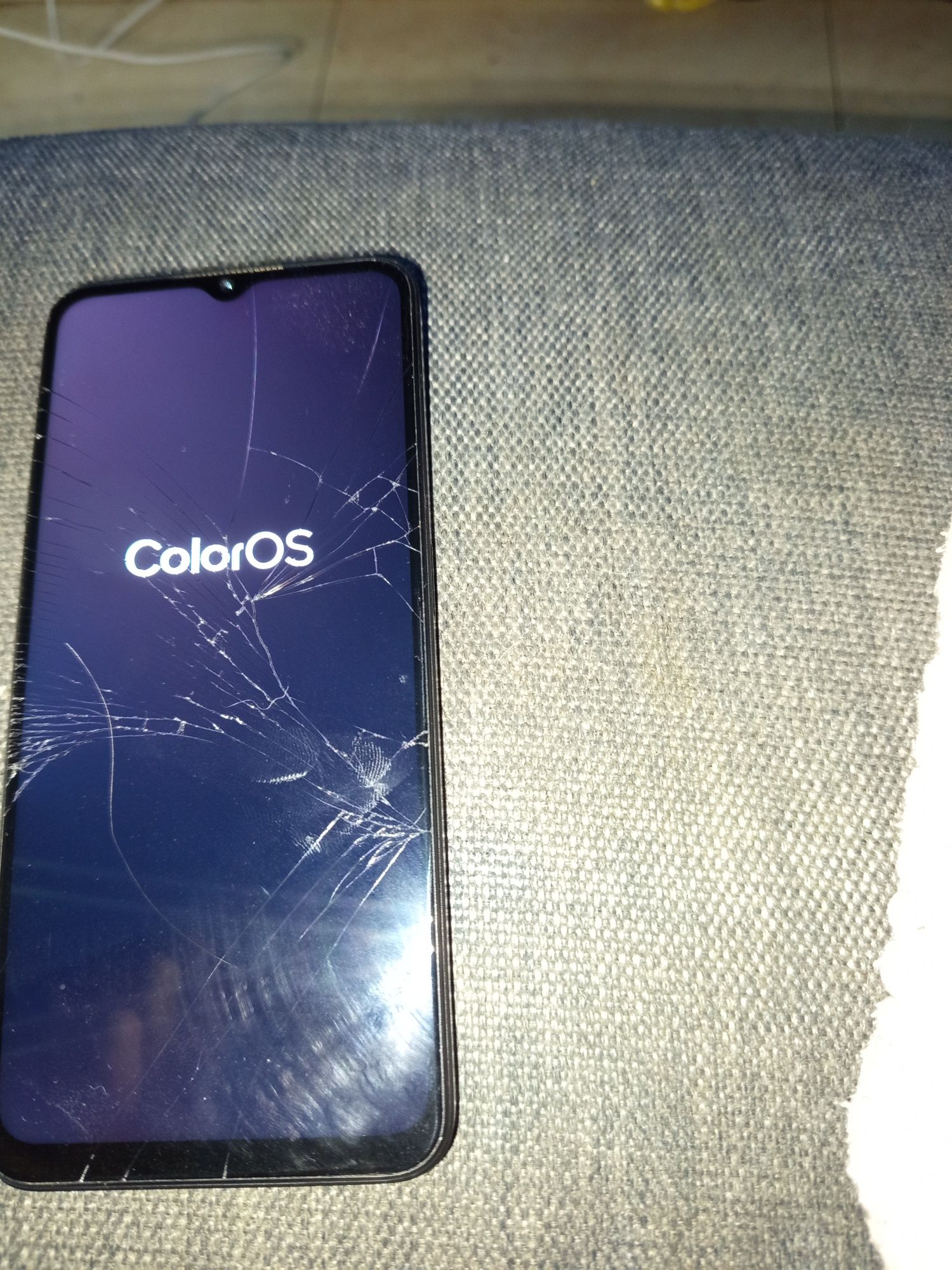 Vendo OPPO A57, com ecrã partido