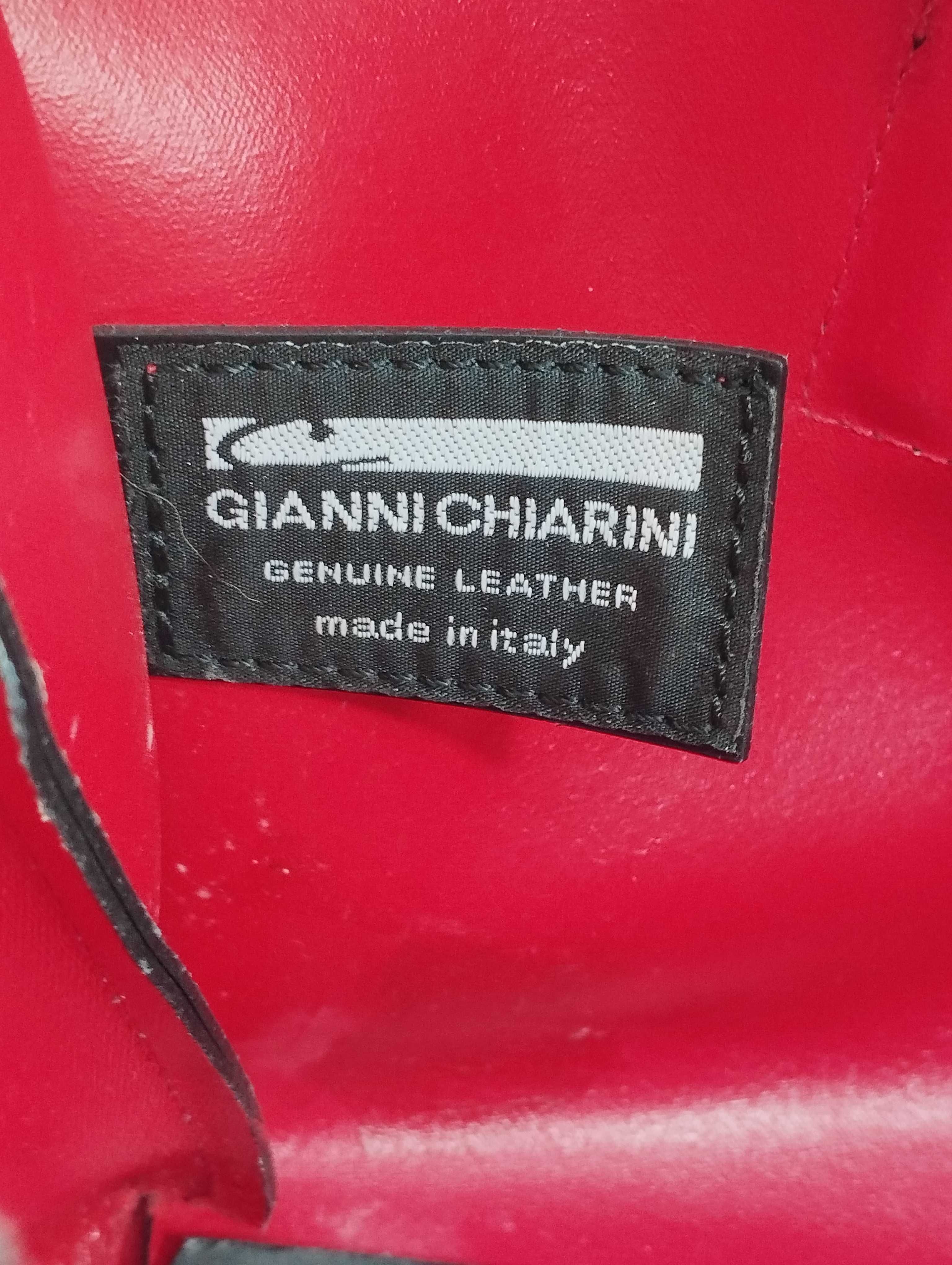Кожаная черная сумка внутри красная
Gianni Chiarini