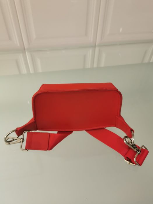 Carteira a tiracolo em excelente estado.