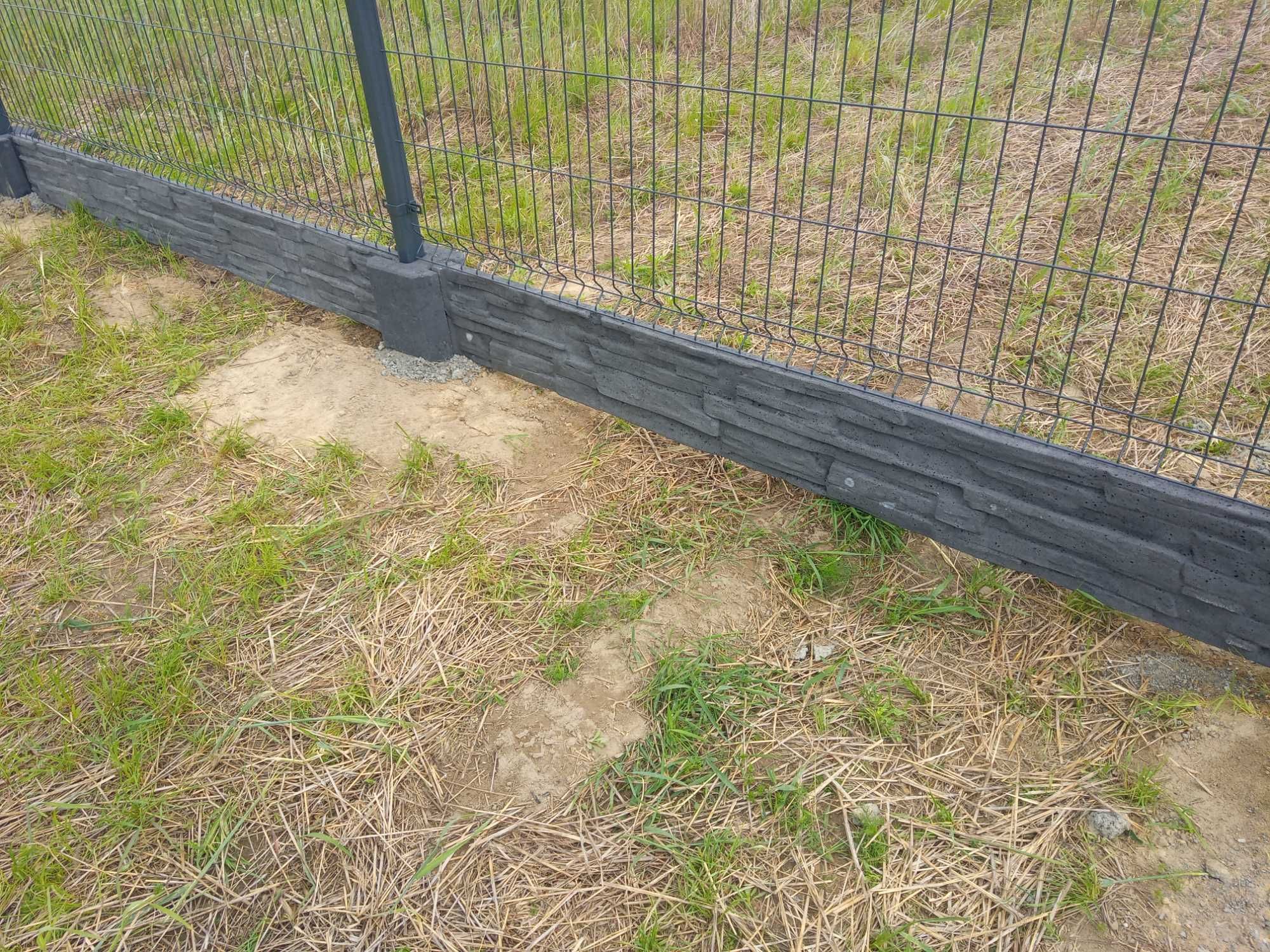 Panele ogrodzeniowe, Podmurówka betonowa, słupek ogrodzeniowy