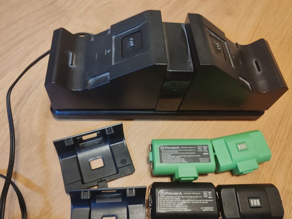 Ładowarka do padów Xbox + 4 akumulatorki