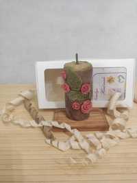 Свічка із натуральної вощини та воскових пластин декорована трояндами