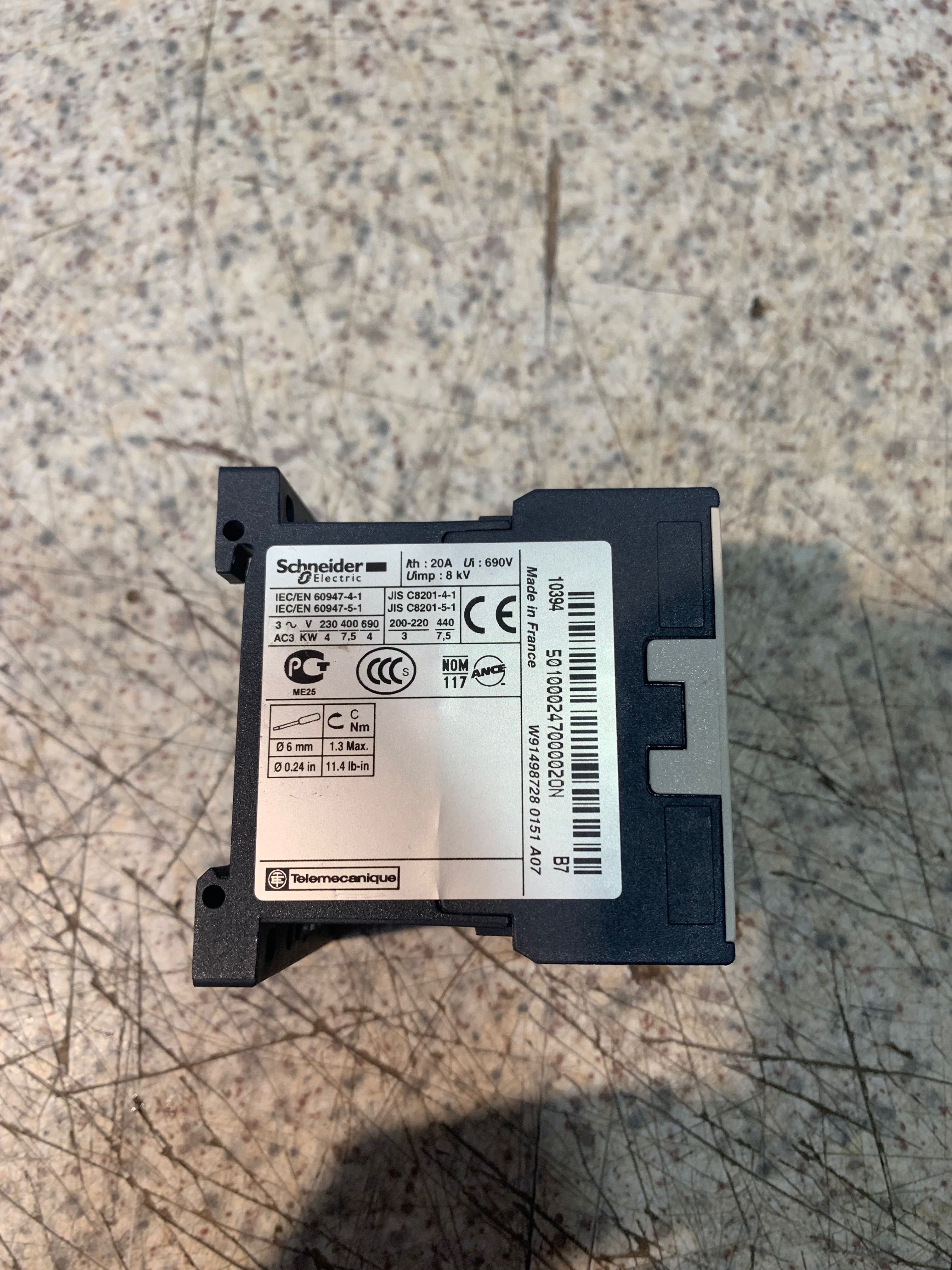 Stycznik mocy Schneider LC1K16 01B7-24V