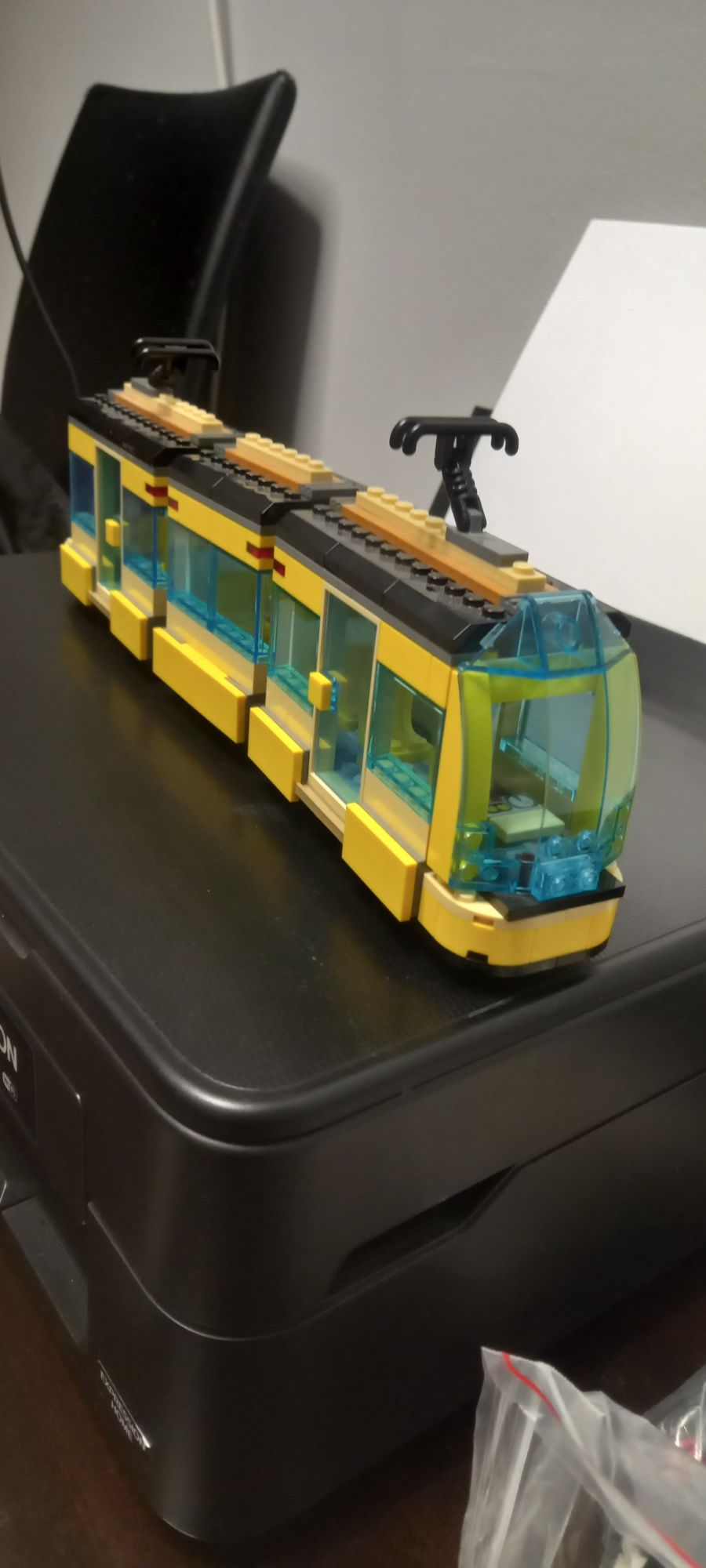 Lego tramwaj jeżdżący jak pociągi po torach train