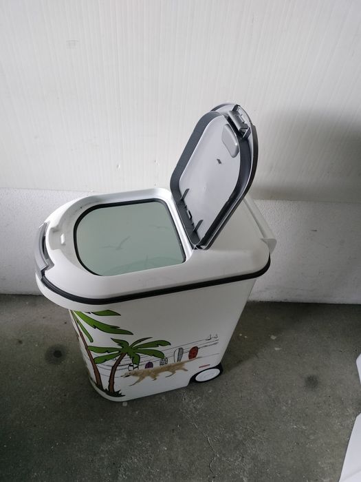 Reservatório para comida de cão