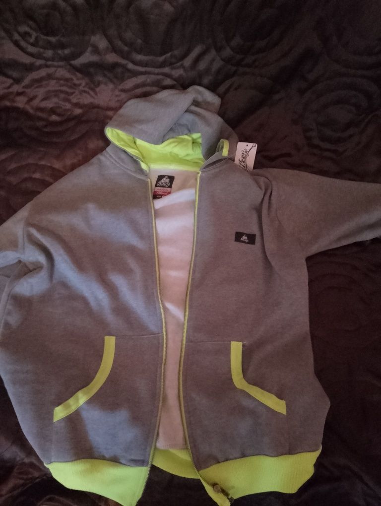 Bluza hooy  szara z zielonymi wstawkami