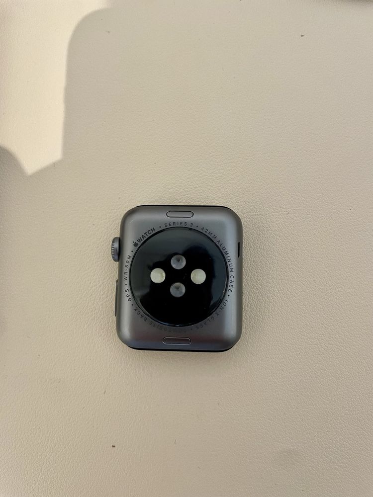 Apple Watch 3 42mm sem correia com display danificado