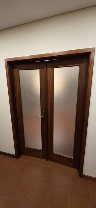 Porta dupla interior em madeira, com vidro em excelente estado.
