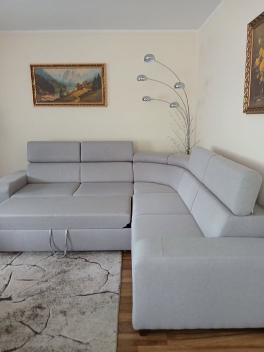 Ładny i funkcjonalny narożnik szary