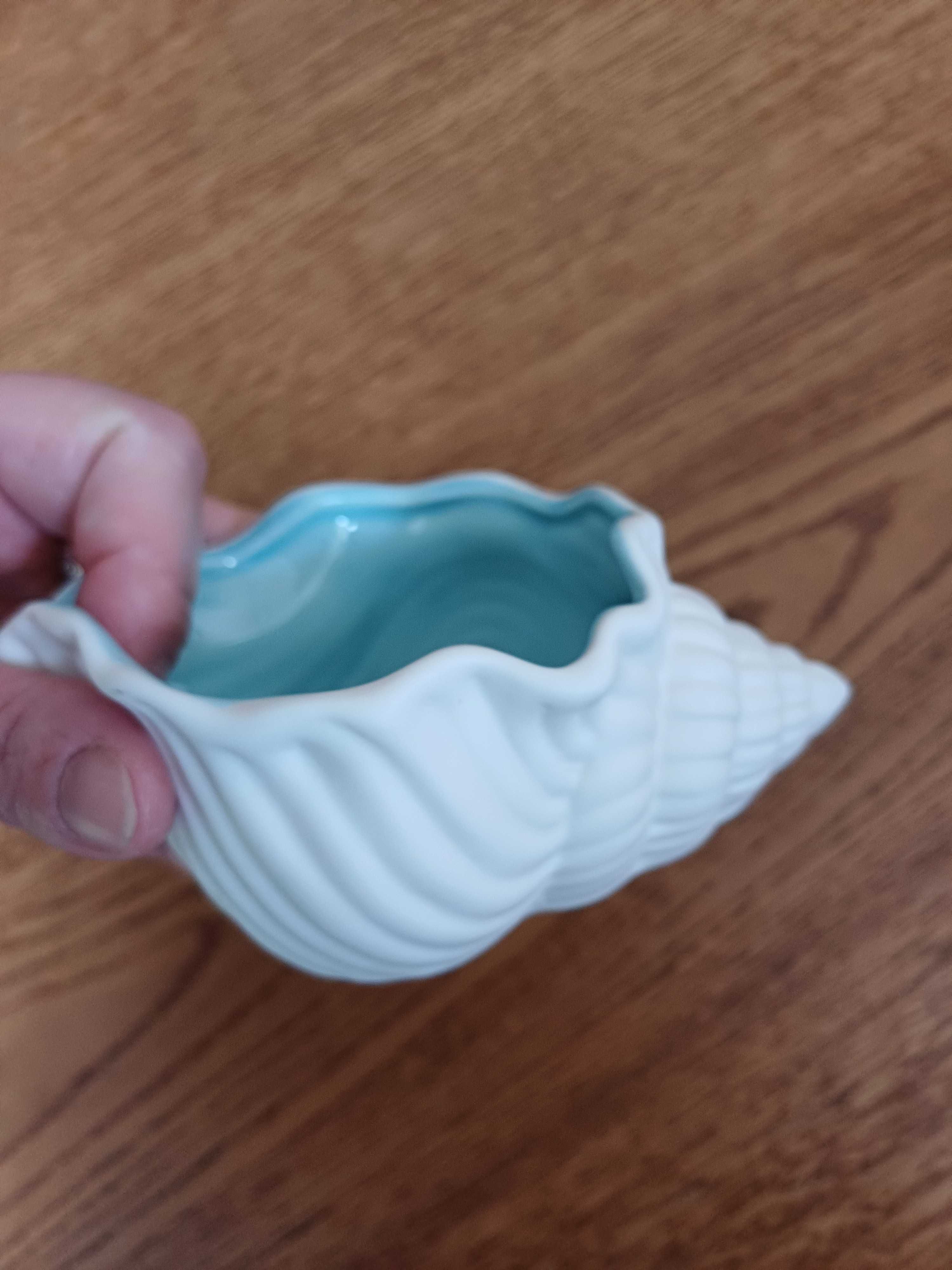 Uroczy wazonik ceramiczny w kształcie muszli